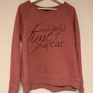 Sweatshirt  - Sweatshirt storlek xl men skulle nog säga att den är L, har INGA fläckar men är knottrig 