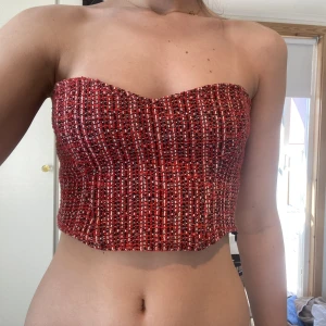 Zara topp - Jag säljer denna toppen ifrån zara, i storlek S men skulle passa en mindre M också❤️ Andvänd ett fåtal gånger