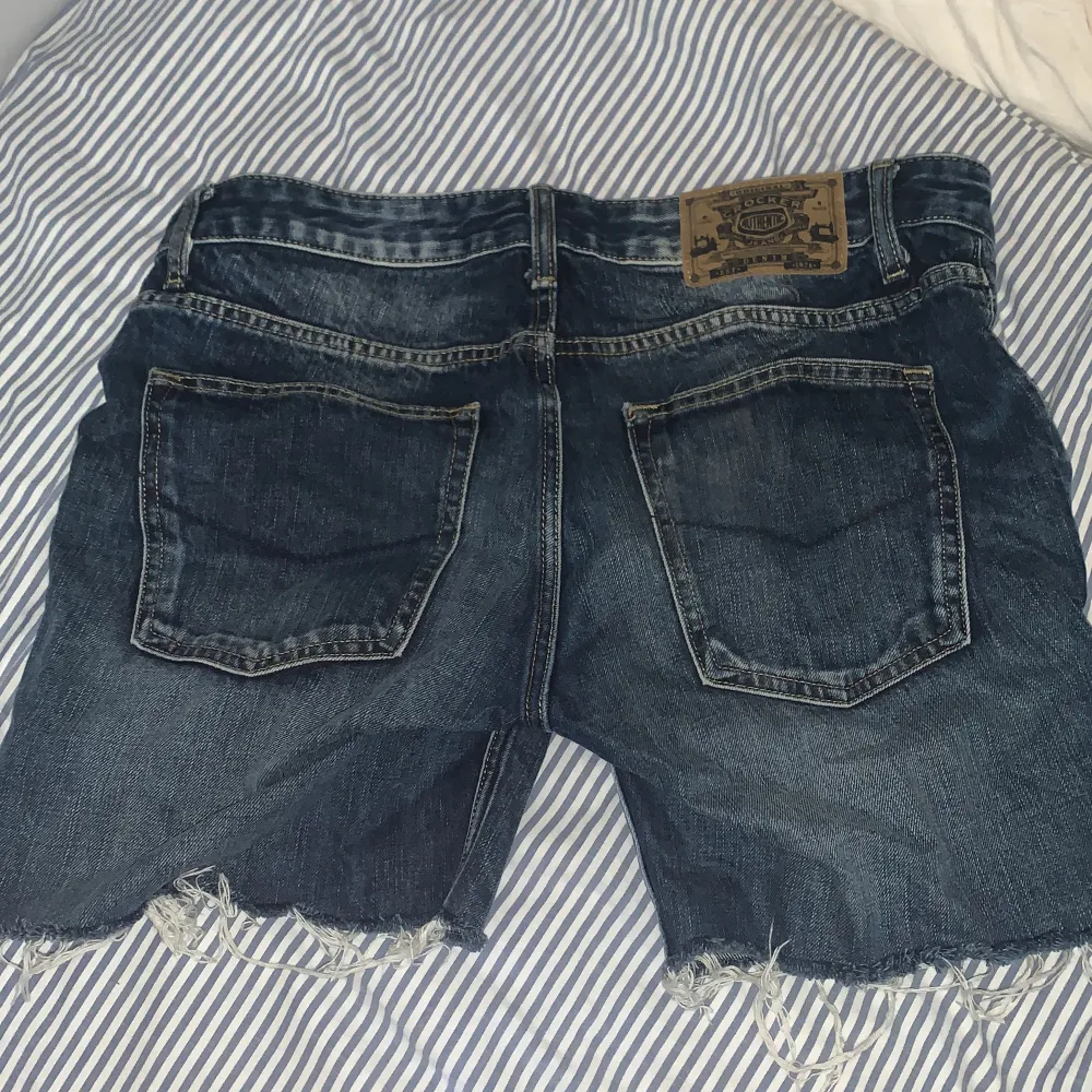 Avklippta jeansshorts . Shorts.