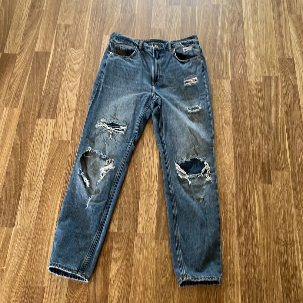 Blå jeans med hål. Jag vill sälja dom för dom har blivit för små för mig.. Jeans & Byxor.