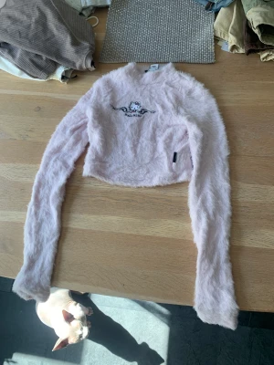 Limited edition Hello Kitty Top - Det här är en limited edition top från Bershka, den är begagnad men har blivit änvänd ungefär 2 gånger.
