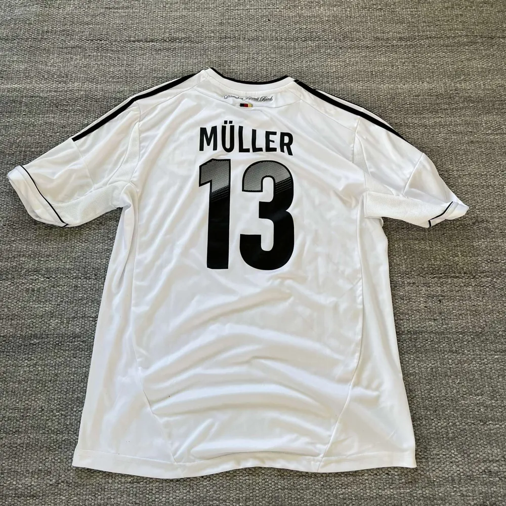 Fet Müller jersey i size L  Bra vintage skick . T-shirts.