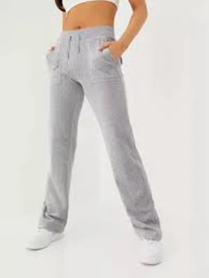 Juciy Byxor - Hej, säljer mina gråa juciy byxor då de ej kommer till användning, köpa i vintras.  Kom privat om du är intresserad och för privata bilder av byxorna🌸 Köparen står för betalningen som ligger på 600 frakt Vid snabbt köp kan priset ändras🌸💞