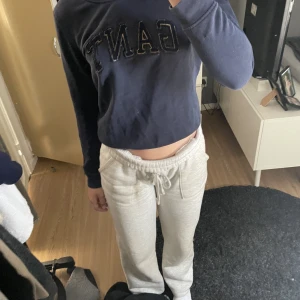 Sweatshirt - Säljer denna fina sweatshirt från Gant i storlek S. Fint skick som ny🤩 skriv om du vill ha fler bilder eller undrar något!