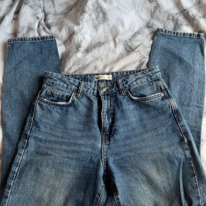 Jeans  - Ginatricots ”Perfect jeans”💓 säljer då dem är för små och inte min stil🫶🏼 Original pris ligger mellan 5-600 Är i jättefint skick! (Högmidjade)