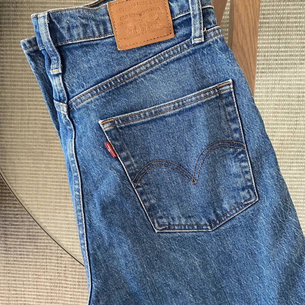 Nästan oanvända levi’s ribcage jeans. W 29 men skulle säga att de passar 25-26 max 27 bäst. Längd 27. Älskar dessa jeansen men tyvärr är de för små 😕🤍. Jeans & Byxor.