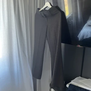 Lågmidjade kostymbyxor  - Säljer dessa lågmidjade kostymbyxor då de är för tighta för mig tyvärr. Köpta second hand och skulle säga att de passar Xxs/xs/32/34. Jag har normalt sett 36/38 och de är för små! De är raka i modellen och passar mig i längden som är 165 cm 