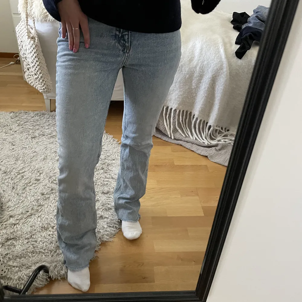 Blå snygga jeans som har den perfekta bootcuten. De är ganska högmidjade och så bekväma ❤️. Jeans & Byxor.