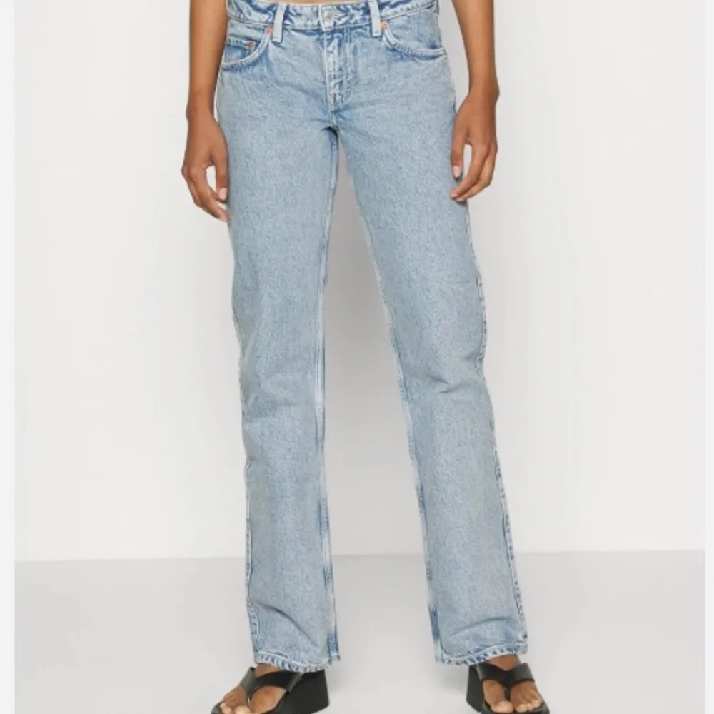 Säljer båda mina weekday jeans ena är i mörk blå och andra är i ljus blå, båda är i low arrow☺️skriv för mer information 🩷. Jeans & Byxor.