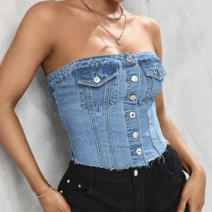 Jeans topp - Jätte snygg! Exakt som på bilden. Aldrig använt då den vart för liten. Väldigt bra kvalite dock!