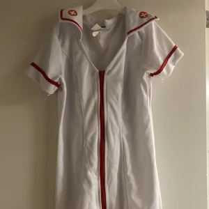 Maskerad dräkt - Sjuksköterska dräkt i storlek M  