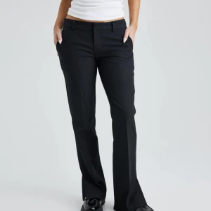 Low waist kostymbyxor  - Säljer mina nya oanvända kostymbyxor från Bikbok. Modellen på kostymbyxorna är pw Vera💗💗 Prislapp kvar💗💗 