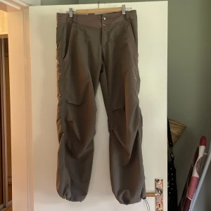 Baggy nike byxor - Baggy byxor från Nike, ifrån deras Nikefitdrykollektion. Riktigt snygga byxor i bra skick. Skriv om du vill ha mer bilder.