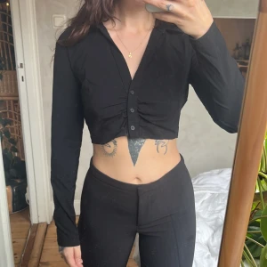 Skjorta - Croppad skjorta från pull&bear, minimalt använd strl M