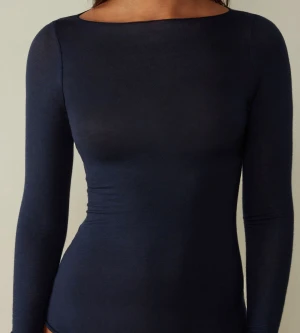 Intimissimi tröja - FRI FRAKT! En oanvänd marinblå tröja i kashmir från intimissimi. Köpt för 450 kr och ALDRIG använd. Skriv vid frågor 🤍