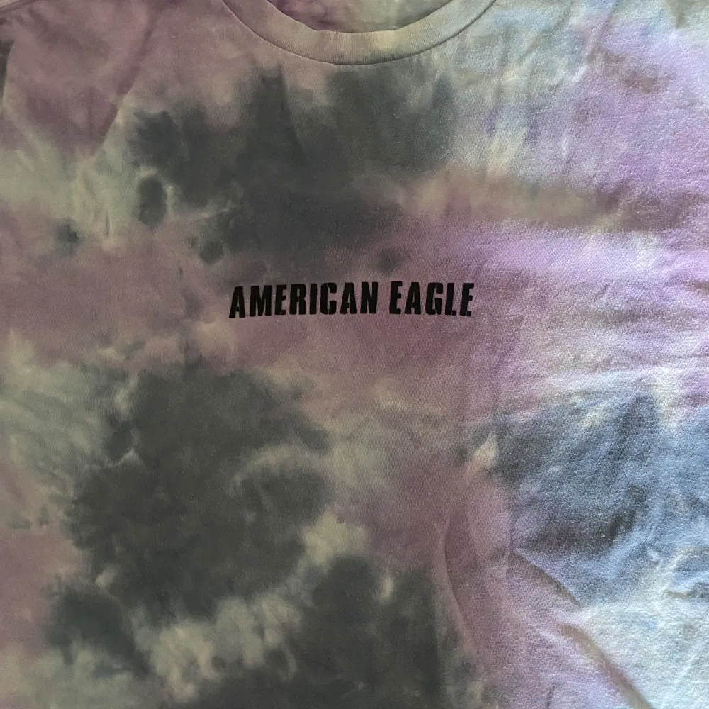 Säljer min jättefina oversized tie dye T-shirt från American Eagle i storlek L. T-shirts.