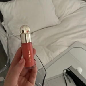 Rare Beauty blush  - Rare Beauty blush i färgen joy, kan tänka mig byta mot en i färgen happy. Skulle säga att den är 4/5 använd❤️den är i färgen joy så lite rosa/orange 