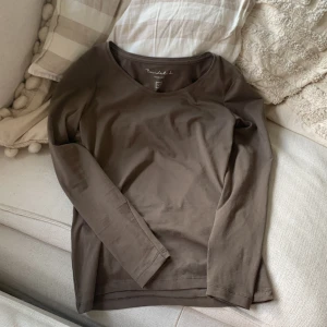 Tröja - Jättefin tröja ifrån Bondelid. Använd en gång då jag inte passar i färgen. (Den är lite ljusare i verkligheten)