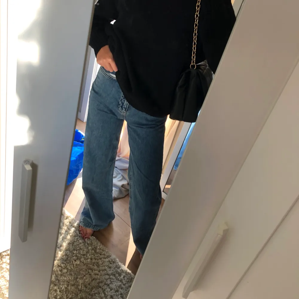 Superfina wide jeans från asos. Använda Max 5 gånger. Passar till långa tjejer väldigt bra!! Jag är 167. Jeans & Byxor.