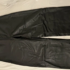 Läderbyxor!! - Supersnygga läder byxor som är långa i benen!!!