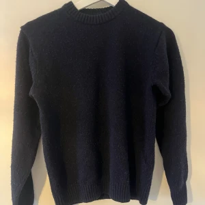 Stickad tröja i 100% ull - Stickad tröja i ull passar nån runt 160-170. Den är gott skick, och inga fläckar eller defekter 