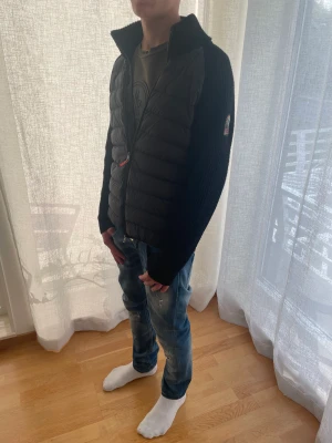 Parajumper hybrid jacka  - Riktig fräsh och schysst hybrid jacka från parajumper, skick 10/10 inga flaws eller hål osv. Perfekt nu till hösten. Köpt för 5399 på Johnells förra hösten. Passar 175-185 pris kan diskuteras! 