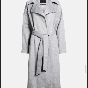 lång grå kappa från bikbok - skit skön & snygg lång kappa nu till höst & vinter!! har aldrig fått användning för den tyvärr, köptes på bikbok för 1 år sen. nypris 899kr