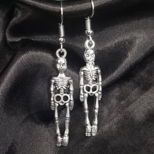 Skelett Örhängen! ☠ - Egengjorda örhängen med skelett berlocker! Troligtvis nickelfria men är du allergiker bör du vara försiktig. Finns även matchande halsband! Rostfritt! Perfekt present till både pojkvän eller flickvän! ♡