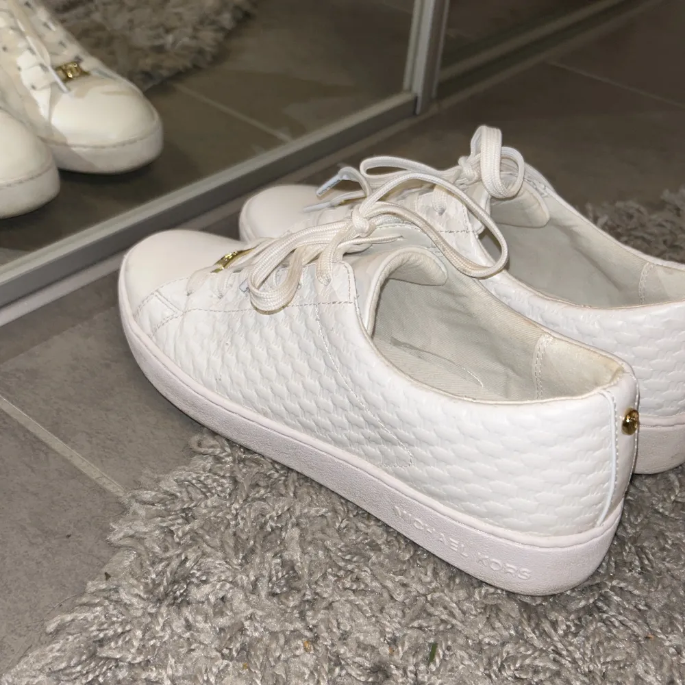 Jättefina sneakers från micheal kors, endast använda 2-3 gånger, kartong medföljer💕. Skor.