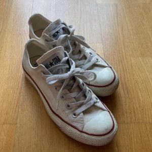 Vita Converse - Låga vita converse i storlek 37-38 I okej skick med inga hål 🫶  Skriv för fler bilder/info