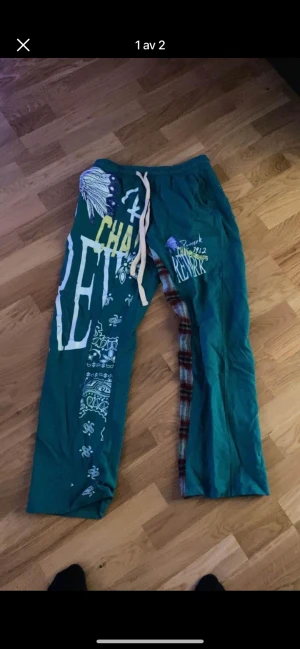 Jaded London Byxor - Säljer mina Jaded London byxor som jag köpte 2020, då jag enbart använt dom en gång (dom passade inte min storlek) och de bara luggit och dammat. Storlek S men fungerar som S/M beroende på.