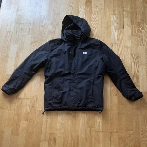 Helly Hansen jacka - Tjena, säljer nu mina svarta Helly Hansen jacka som går att använda under höst/vinter. Storleken är Large och jackan är använd en vinter, men är i ett väldigt gott skick. Hör av dig vid funderingar, pris kan diskuteras 