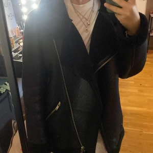 Zara jacka - Säljer denna jacka från zara som är super mysig nu till hösten/vintern! 
