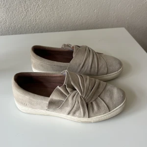 Dasia sneakers i grått.  - Dasia skor i grått. Använda därav priset, skriv för mer bilder💗