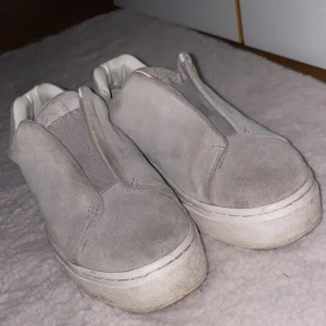 Gråa eytys  - Halloj! Säljer mina gråa eytys. Då de tyvärr inte längre kommer till användning eftersom det är för stora😆😆😊