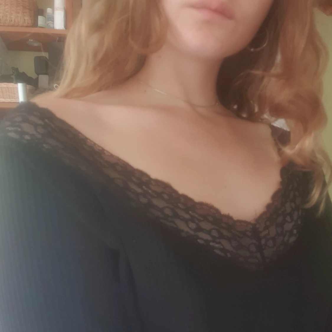 Långarmad tröja med spets hals