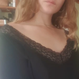 Långarmad tröja med spets hals - Säljer min sköna långarmade tröja med spets vid halsen.