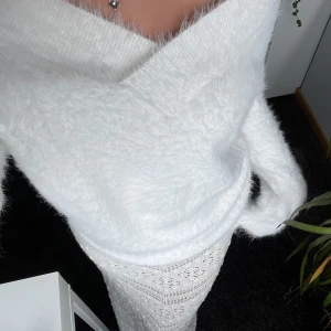Vit stickad tröja  - Jätte mysig vit stickad offshoulder tröja. Från Morgan i storlek S. Köparen står för frakten💕💕