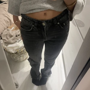 Gråa jeans - Säljer grå svarta jeans från ginatricot som har används fåtal gånger men nu inte kommer till användning längre💞 köpt för 400-500kr. 