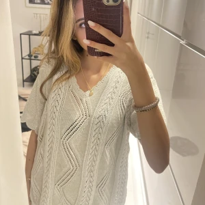 Stickad t shirt - Säljer en gullig stickad topp/tröja som är köpt secondhand men som ej har blivit använd på mig, bara testad. 💞