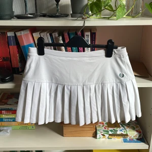 Fred Perry Kjol - Hej Hej! Jag säljer en vit Fred Perry tenniskjol i storlek L (UK 12, Euro 40) som är i bra skick! <3  Hämtas helst i Malmö!
