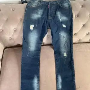 Dsquared2 Jeans finns inne i storlek 44-56