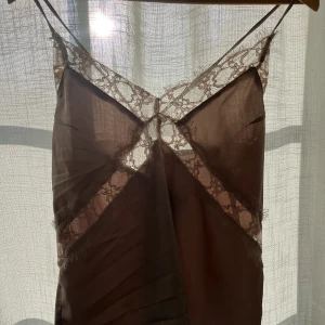 Fint spetslinne - Super gulligt spetslinne/topp från nakd i stl 36. Spetsdetaljer och korsade band i ryggen. Tecken på användning, men bra skick:)