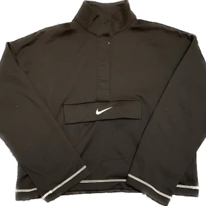 Nike tröja - Snygg Nike tröja i skick som ny! Kan mötas upp i Uppsala. (Ljuset gjorde att tröjan ser lite smutsig ut men det är bara bilden som är grynig) Storlek medium men är ganska kort till midjan kolla andra bilden (jag är 168cm lång)   