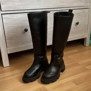 Boots - Stövlar till höst/vår som e skit snygga men som knappt kommit till användning hos mig☹️köpta på Gina. Storlek 37❤️men passar mig som är 37/38, pris kan diskuteras