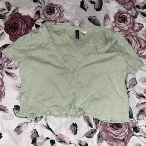 Grön Croptop  - Säljer denna gröna croptop från H&M som används ca 5-10 ggr. Mycket bra skick💕