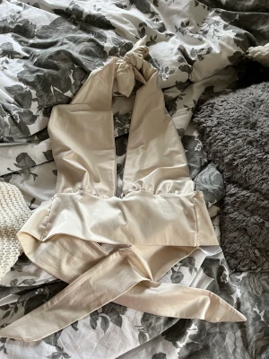 Topp från Gina tricot  - Fin fest topp från Gina tricot, endast använd en gång. Storlek S. Perfekt till nyår, till en kjol eller kostymbyxor!!🩷