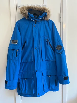 Vinterjacka från weather report - Nästintill oanvänd vinterjacka från märket weather report.  Storlek M men stor i storleken så passar även L 