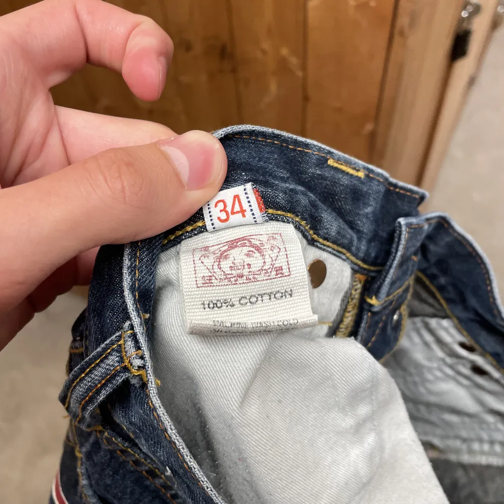 Evisu Jeans - säljer nu mina Evisu Jeans pga. Att jag inte använder de lika mycket som jag skulle vilja!  - size: Waist 34  - lite skador längst ner på byxan  - handmålad Evisu design  - skick: använd  Dm för frågor, kan möts sthlm! Pris kan diskuteras! . Jeans & Byxor.