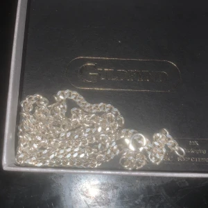 Silver kedja 55cm  - Använd 3 gånger sluta använda för liten storlek för mig. köpt från guldfynd. Priset när jag köpte den 1100 kr. Nyapriset 950 kr pris kan diskuteras